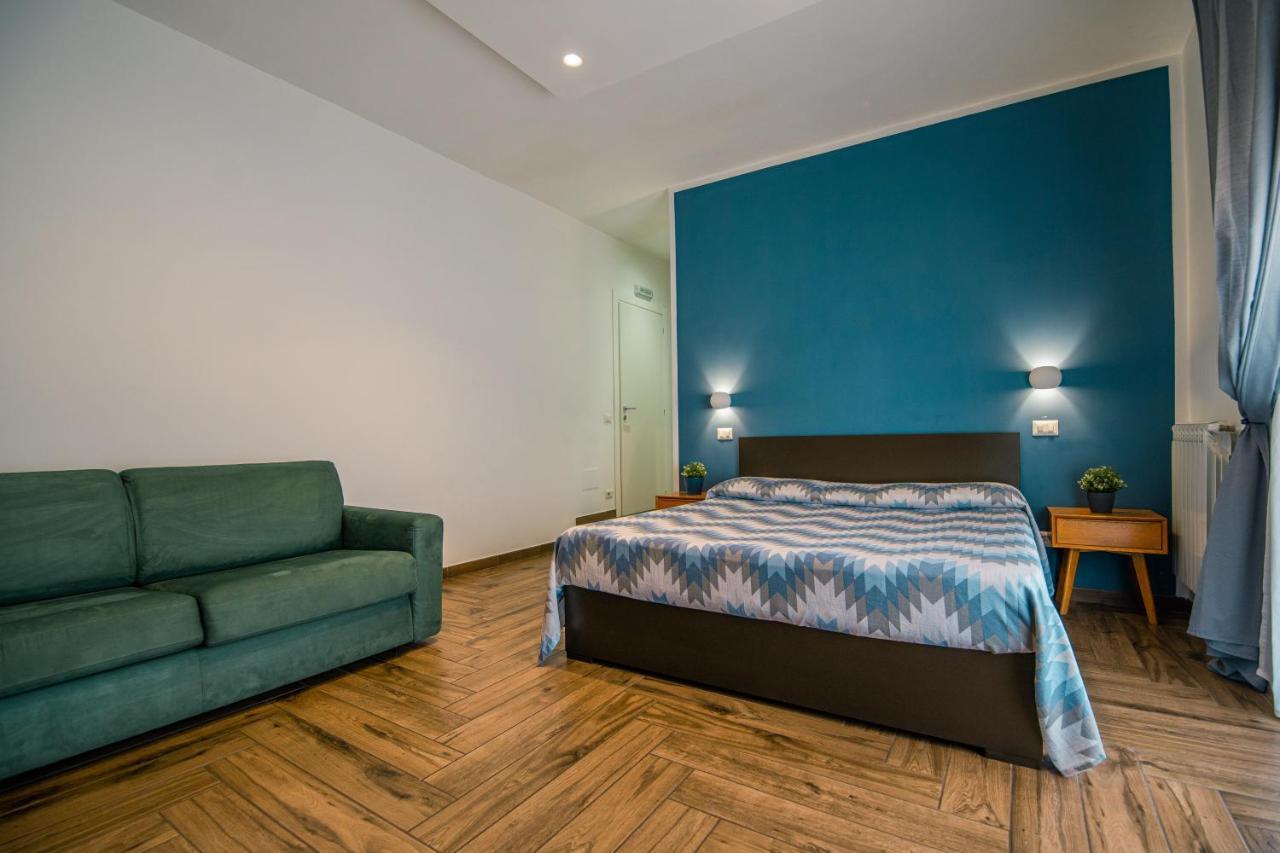 Hub Ferroviario - 12 Posti Letto Per Il Tuo Gruppo A Napoli Con Wifi E Netflix Bed and Breakfast Buitenkant foto