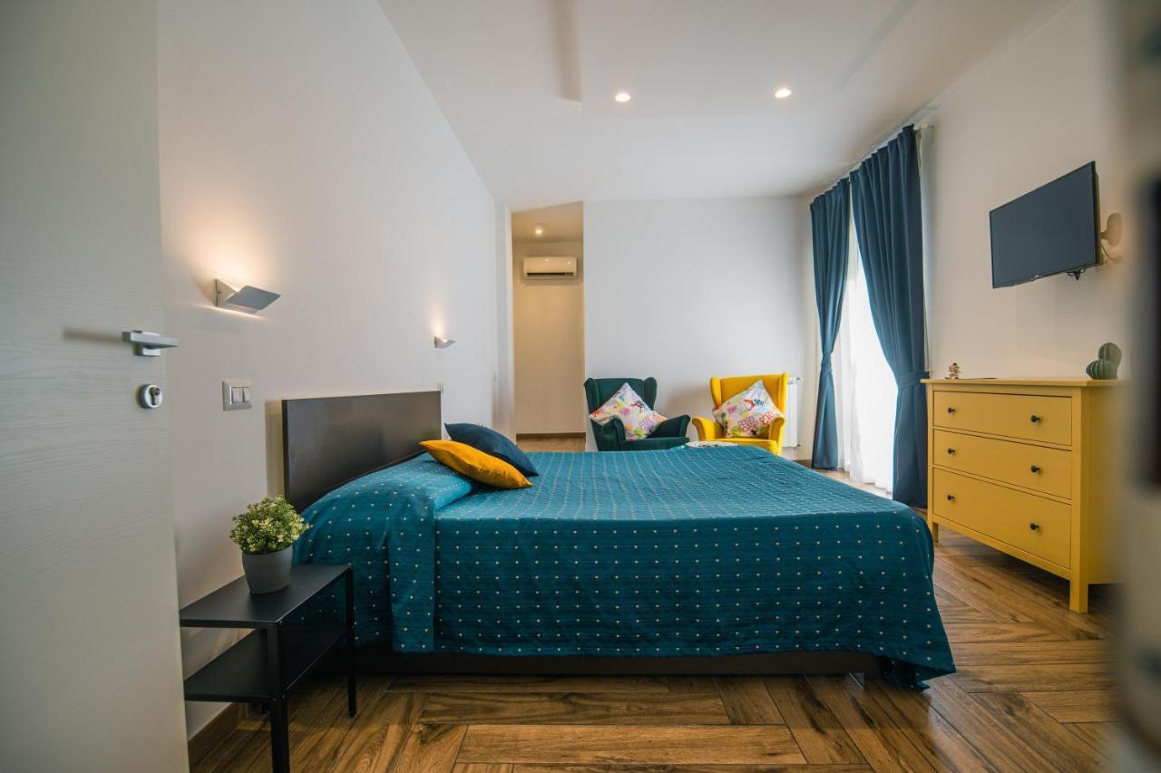 Hub Ferroviario - 12 Posti Letto Per Il Tuo Gruppo A Napoli Con Wifi E Netflix Bed and Breakfast Buitenkant foto