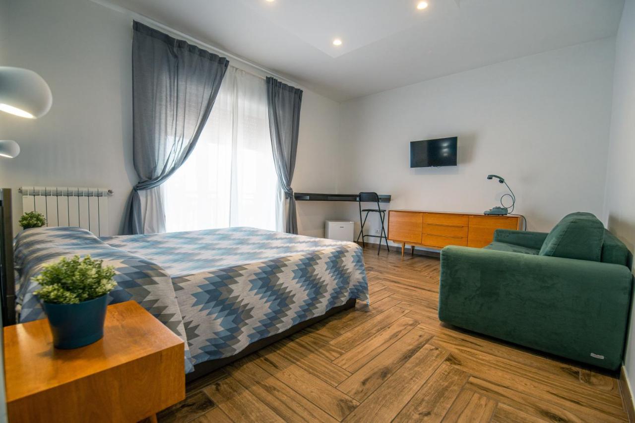 Hub Ferroviario - 12 Posti Letto Per Il Tuo Gruppo A Napoli Con Wifi E Netflix Bed and Breakfast Buitenkant foto
