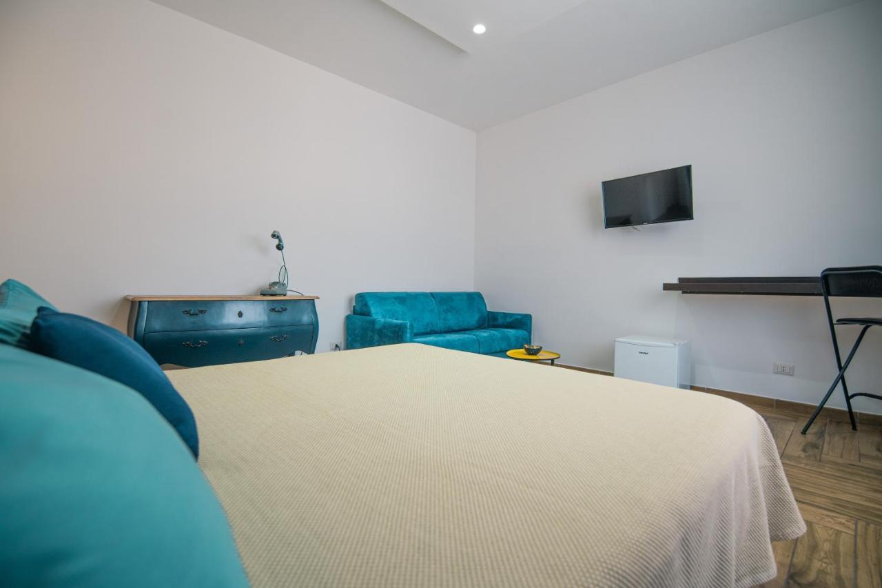 Hub Ferroviario - 12 Posti Letto Per Il Tuo Gruppo A Napoli Con Wifi E Netflix Bed and Breakfast Buitenkant foto