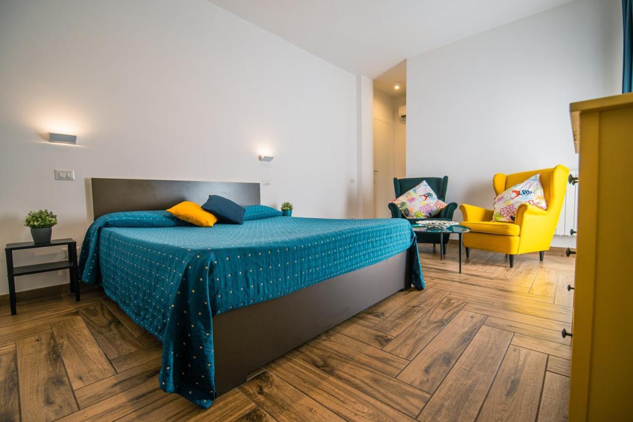 Hub Ferroviario - 12 Posti Letto Per Il Tuo Gruppo A Napoli Con Wifi E Netflix Bed and Breakfast Buitenkant foto