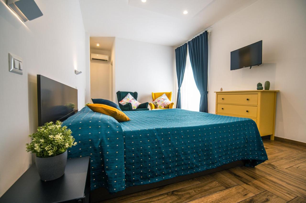 Hub Ferroviario - 12 Posti Letto Per Il Tuo Gruppo A Napoli Con Wifi E Netflix Bed and Breakfast Buitenkant foto