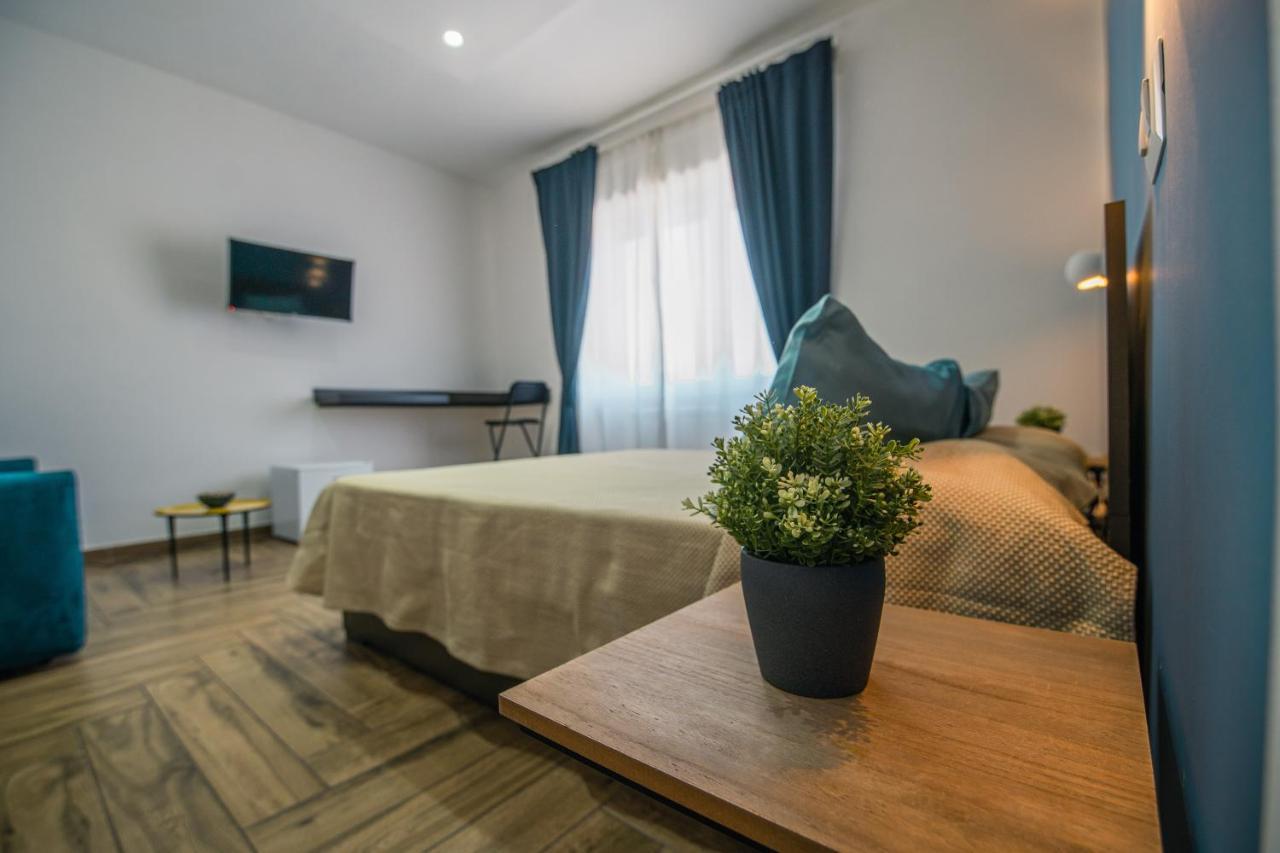 Hub Ferroviario - 12 Posti Letto Per Il Tuo Gruppo A Napoli Con Wifi E Netflix Bed and Breakfast Buitenkant foto