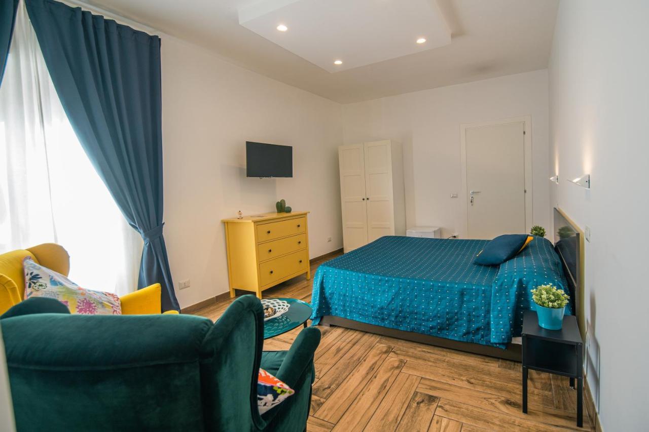 Hub Ferroviario - 12 Posti Letto Per Il Tuo Gruppo A Napoli Con Wifi E Netflix Bed and Breakfast Buitenkant foto