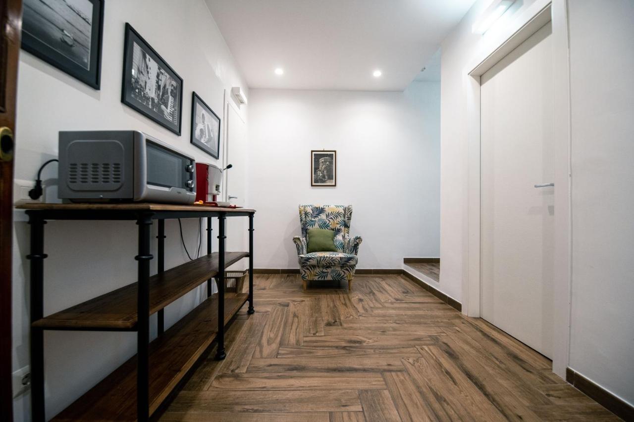 Hub Ferroviario - 12 Posti Letto Per Il Tuo Gruppo A Napoli Con Wifi E Netflix Bed and Breakfast Buitenkant foto