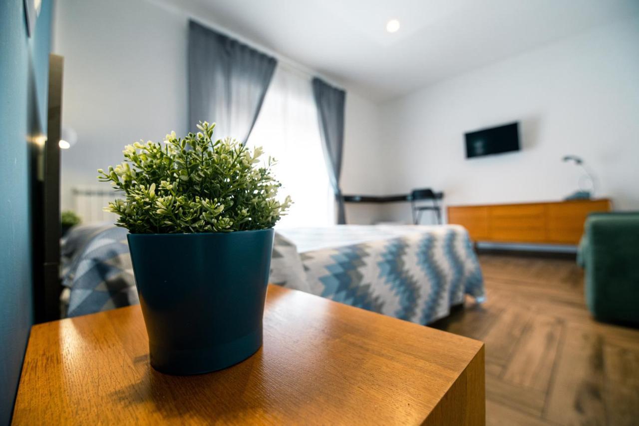 Hub Ferroviario - 12 Posti Letto Per Il Tuo Gruppo A Napoli Con Wifi E Netflix Bed and Breakfast Buitenkant foto